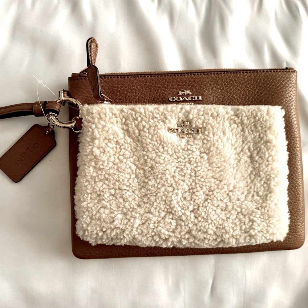 COACH Duo Shearling Key Pouch & Saddle
Leather Purse Wristlet Pouch 😍😍